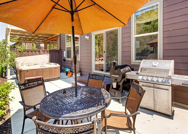 Awesome Private Back Patio with Seating, Hot Tub, BBQ and Traege