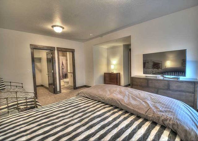 Lower Bedroom - Queen + Twin w/Twin Trundle (sleeps 4) + Private Bath & Large Walk-in Closet.