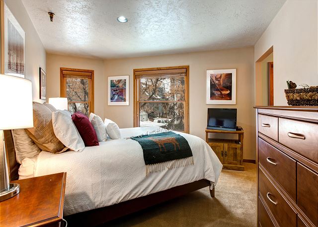 Master Bedroom - Queen-sized bed, HD TV, en suite bathroom