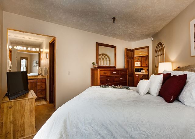 Master Bedroom - Queen-sized bed, HD TV, en suite bathroom