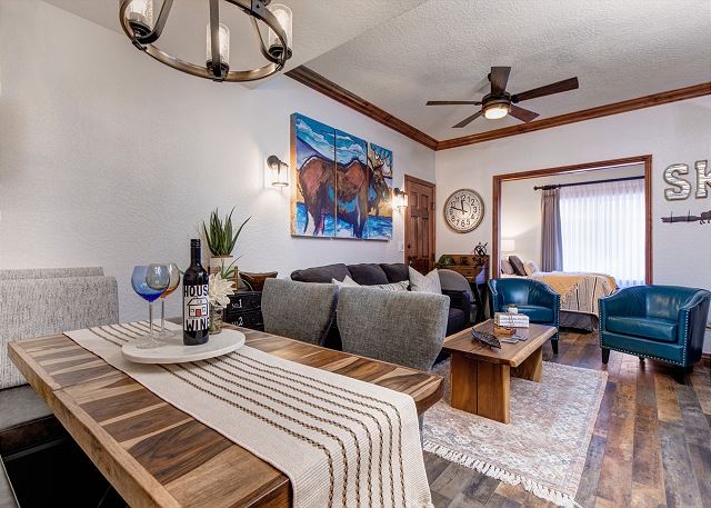 Westgate Resort Park City 3716
1BR, King Bed, Sleeper Sofa, Fireplace, Samsung 4K HD Smart TVs, Full Kitchen, Dining Bench (converst to Twin sleeper) Full Bathroom, Washer/Dryer (in-home). 