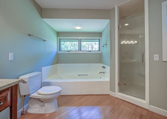 2nd Floor King Suite Full Bathroom