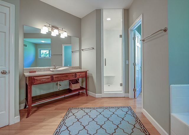 1st Floor King Suite Full Bathroom