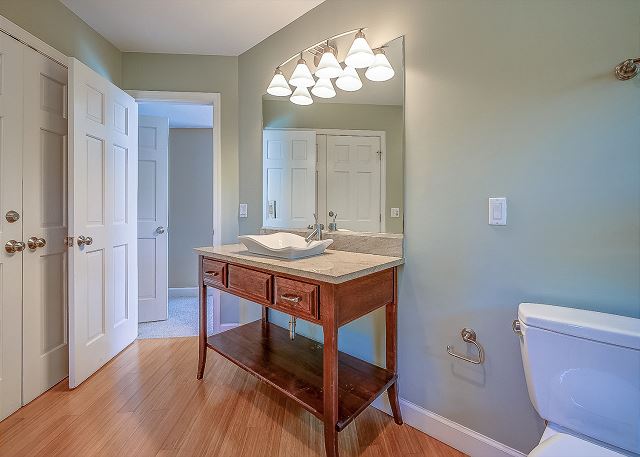 2nd Floor King Suite Full Bathroom