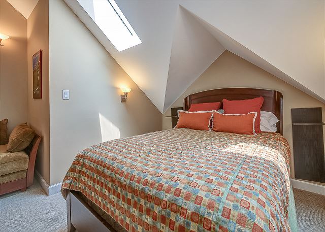 Queen Bedroom w/ Twin Daybed