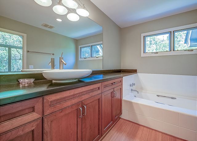 2nd Floor Guest Suite Full Bathroom