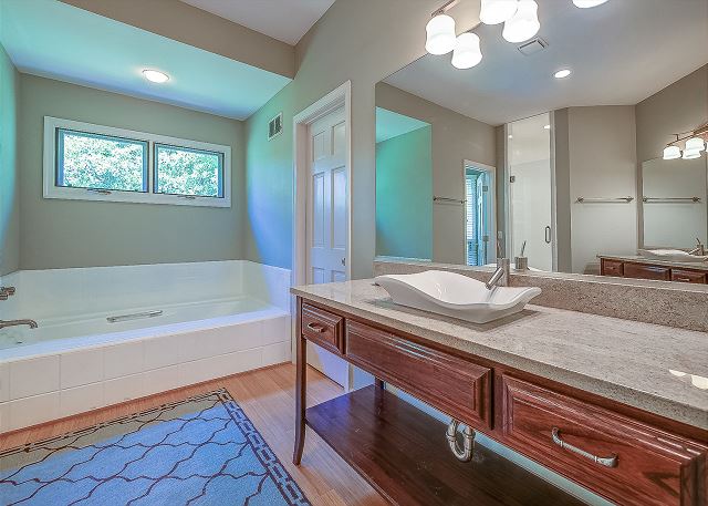 1st Floor King Suite Full Bathroom