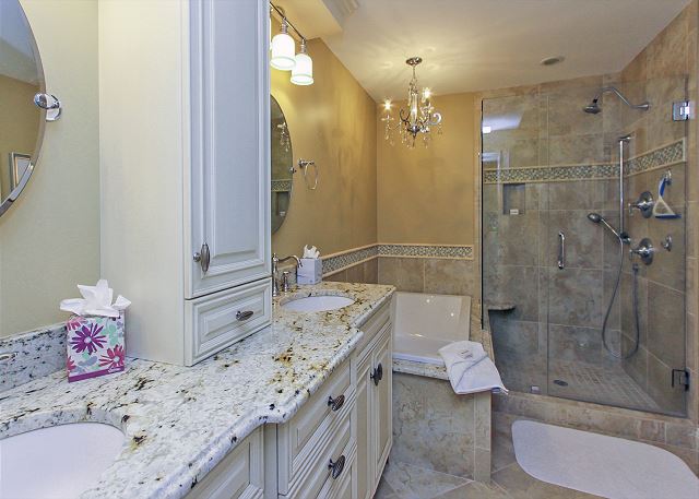 King Suite Full Bathroom