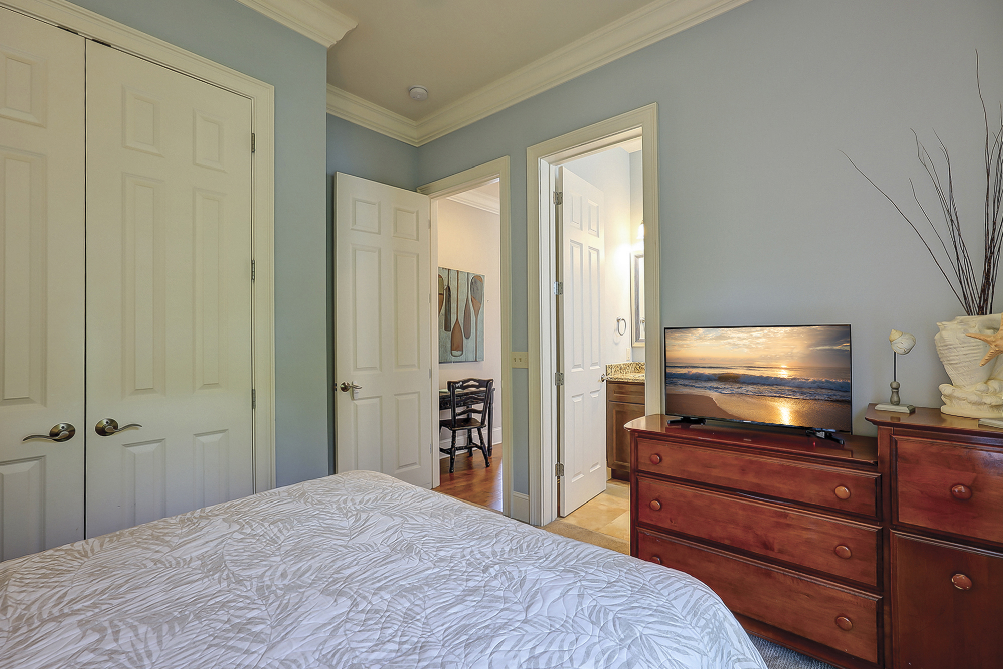 Main Floor Double Suite