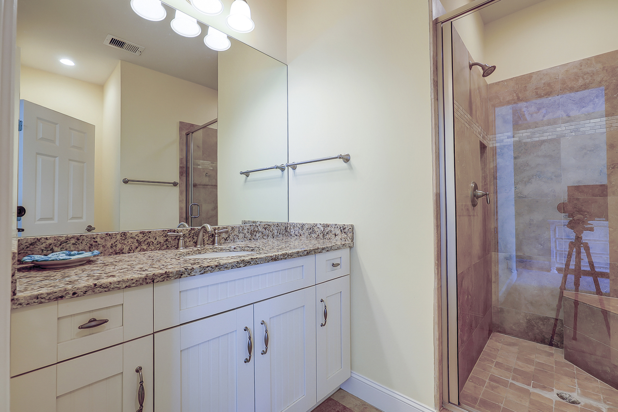 2nd Floor Queen Suite Full Bathroom