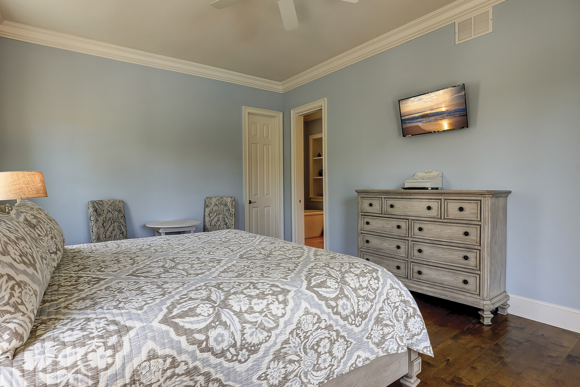 Main Floor King Suite