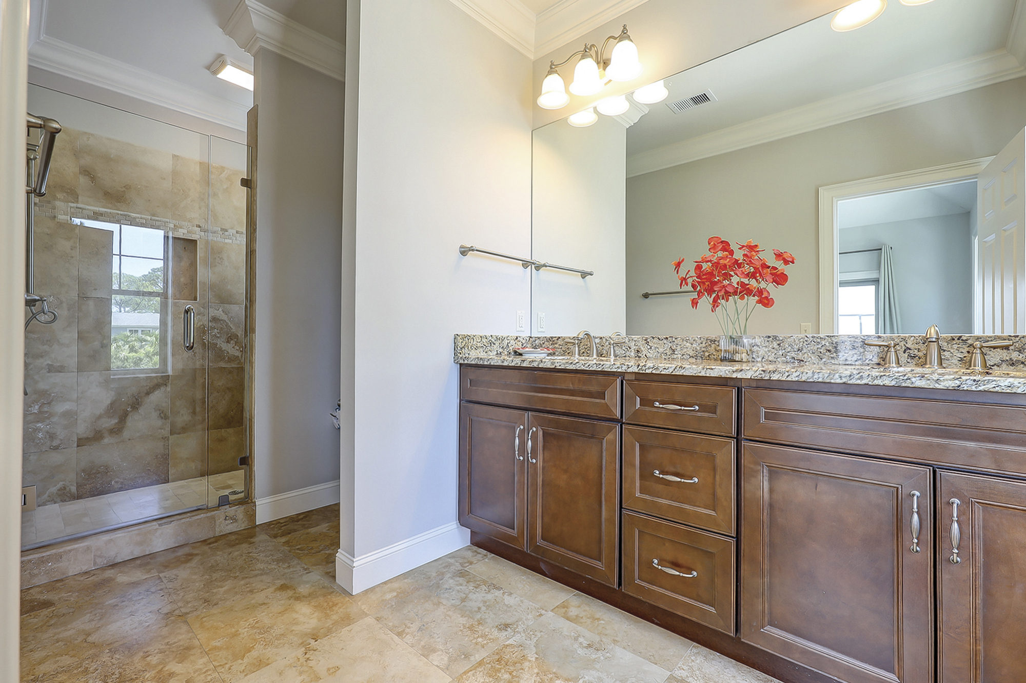 2nd Floor King Suite Full Bathroom