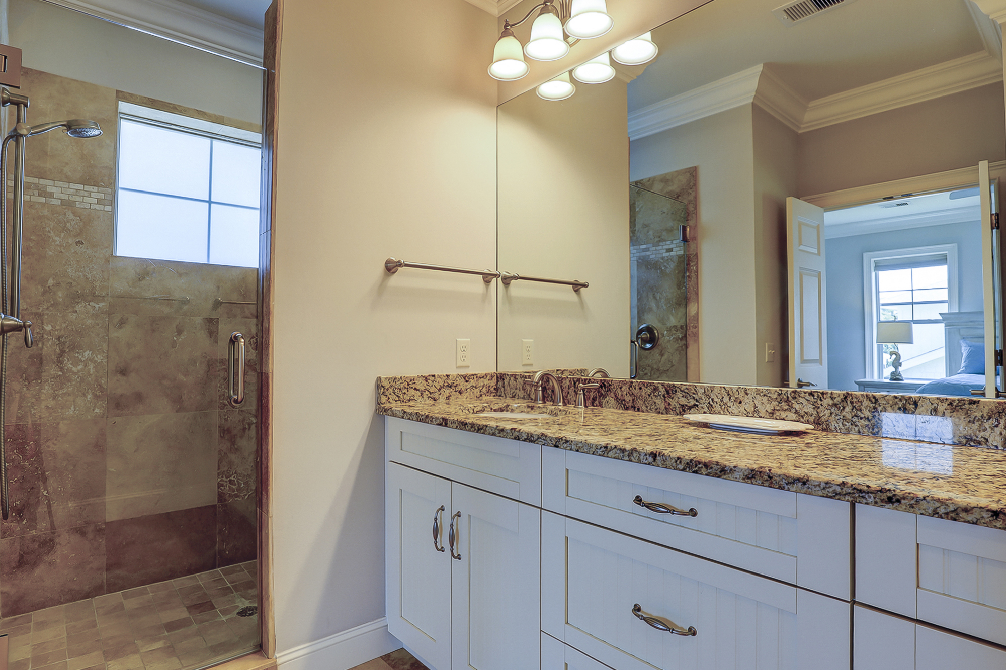 2nd Floor King Suite Full Bathroom