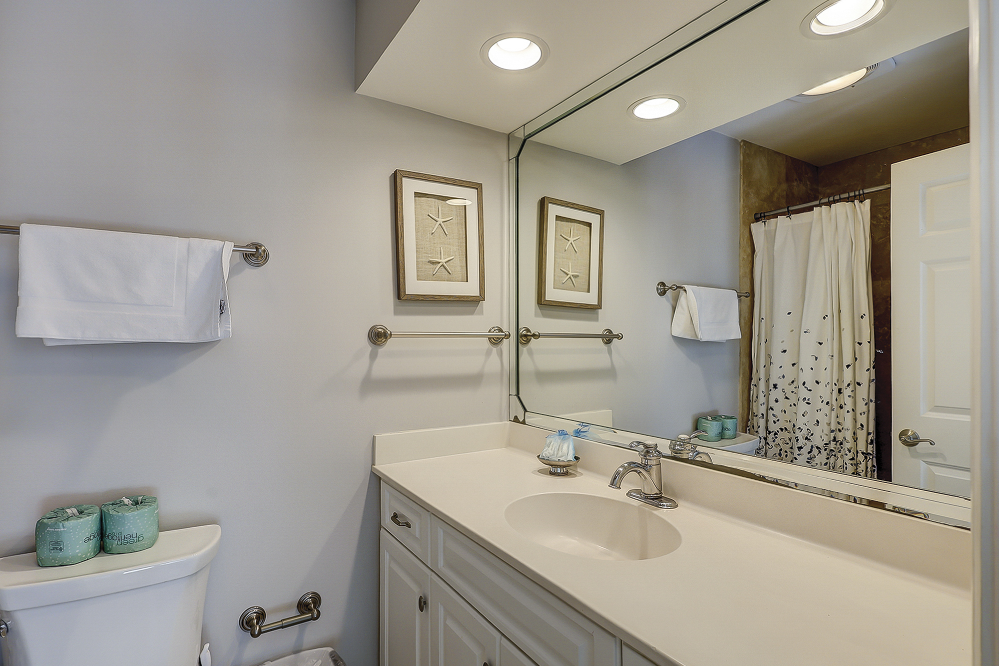 King Suite Full Bathroom