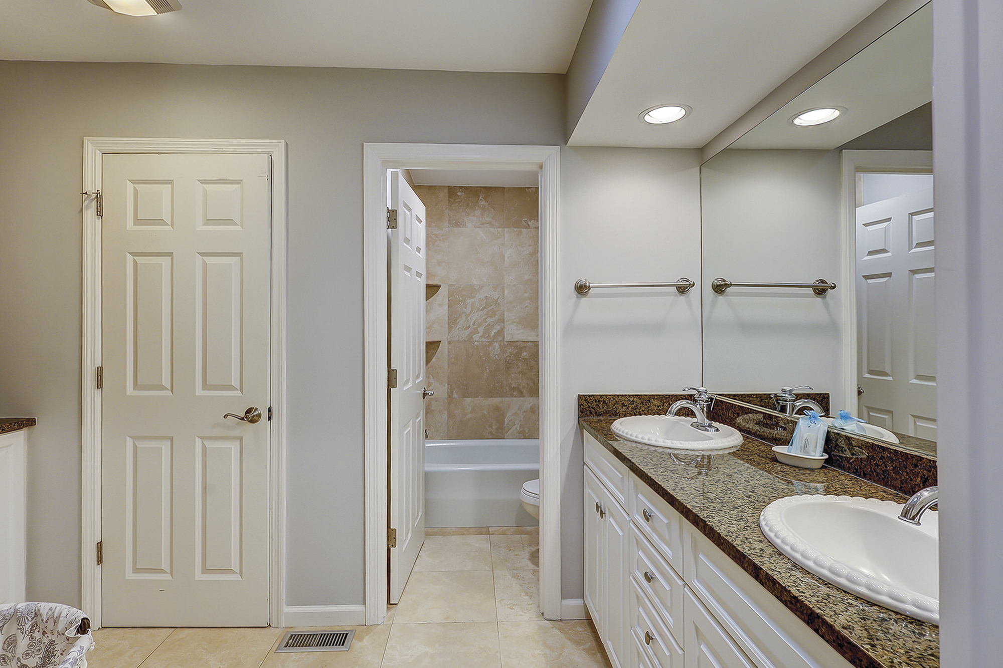 King Suite Full Bathroom