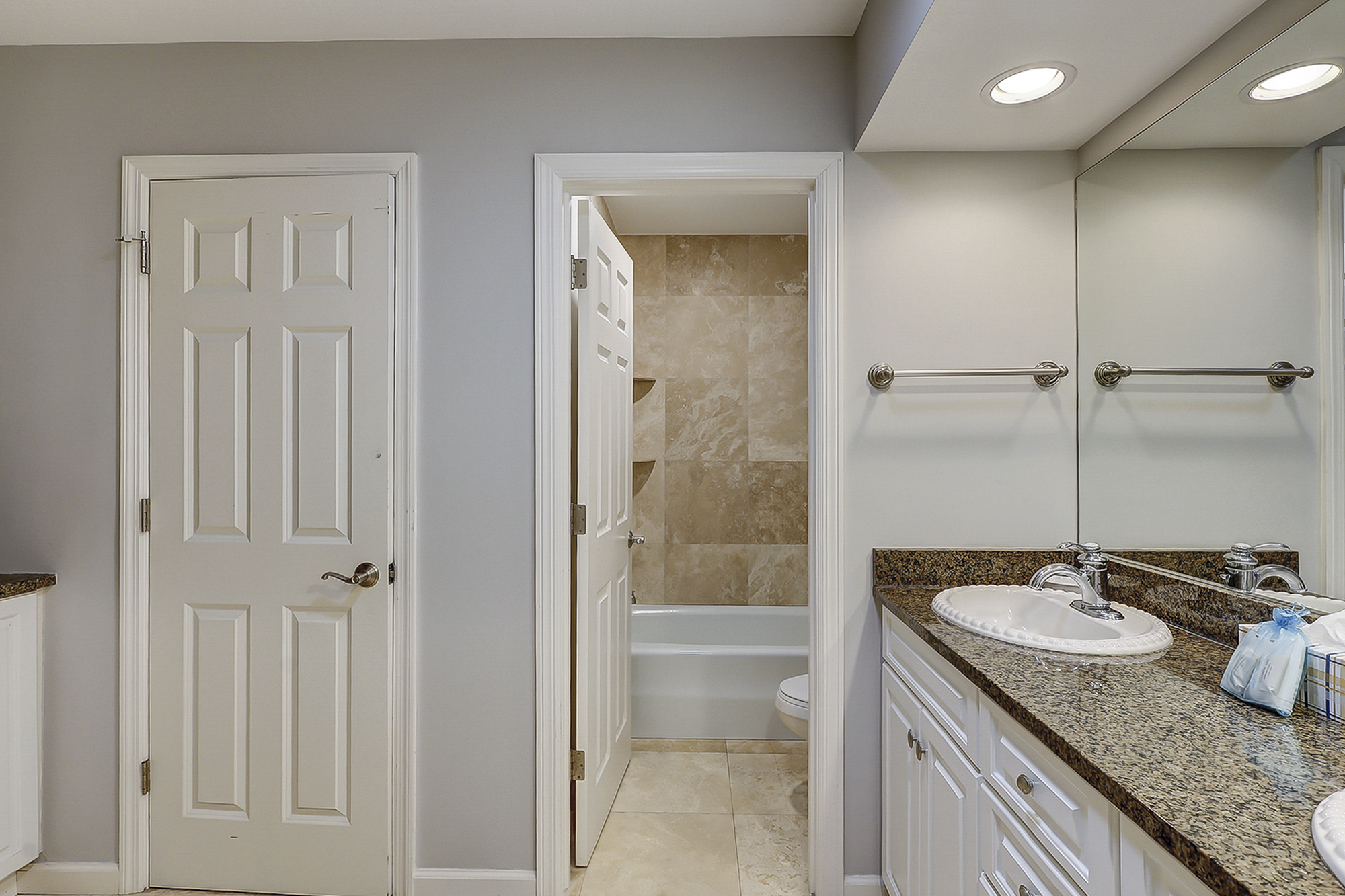 King Suite Full Bathroom