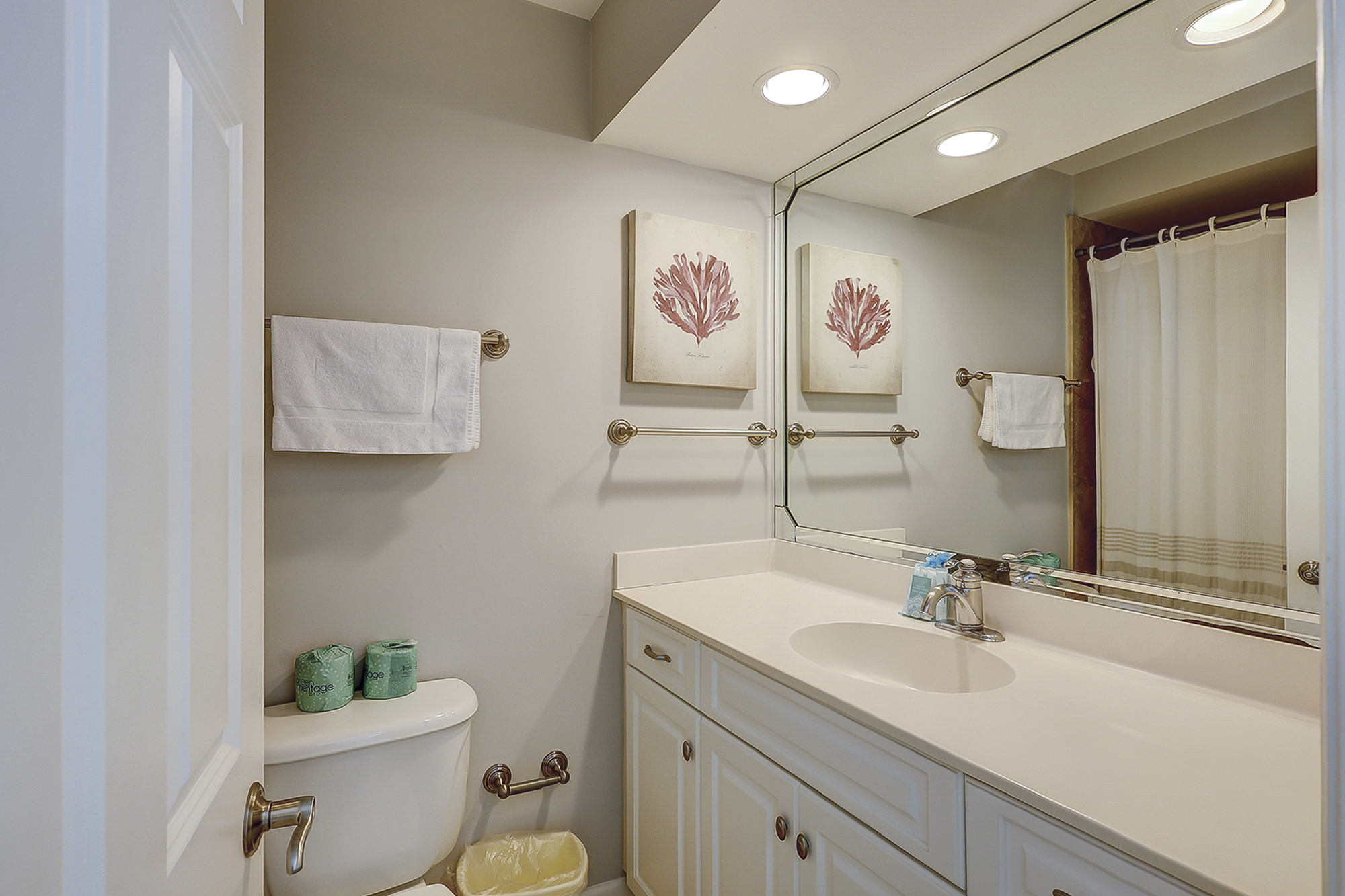 Guest Suite Full Bathroom