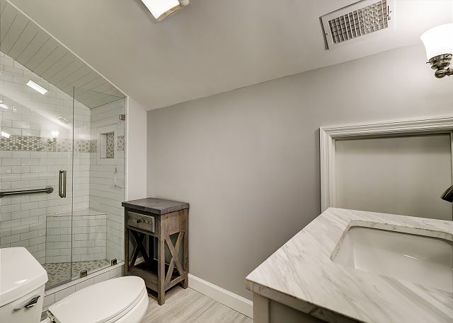 2nd Floor King Suite Full Bathroom