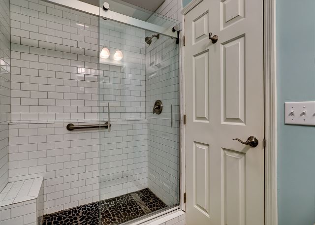 1st Floor Queen Suite Full Bathroom