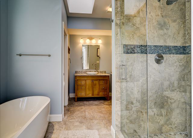 1st Floor King Suite Full Bathroom