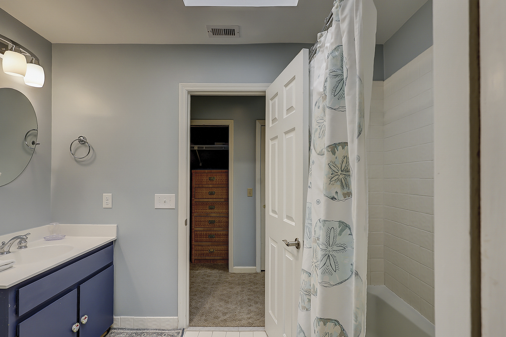 Shared Guest Bathroom
