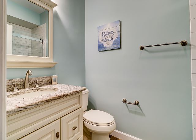 1st Floor Queen Suite Full Bathroom