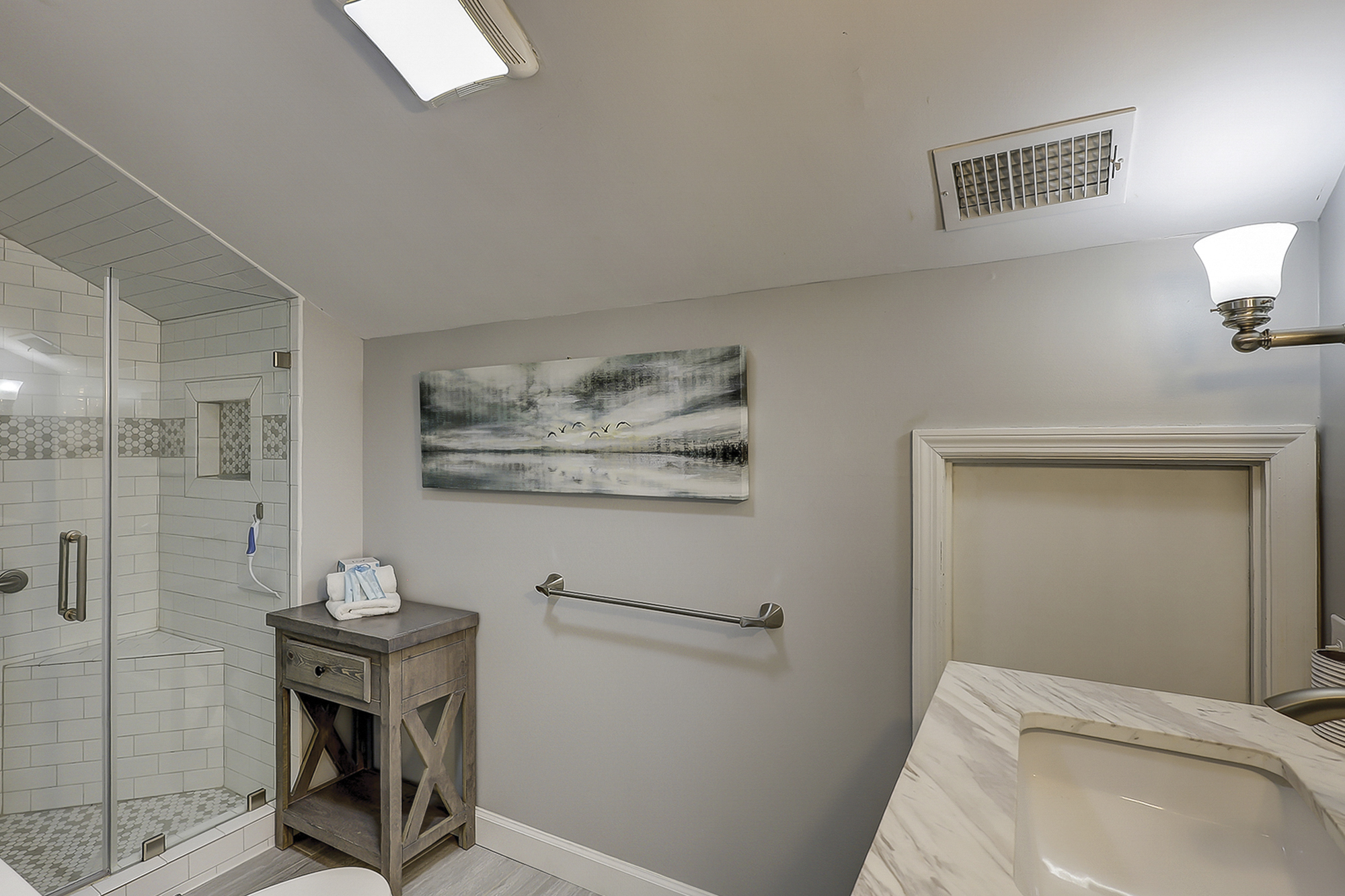 Upstairs King Bedroom Bathroom