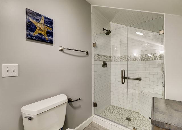 2nd Floor King Suite Full Bathroom