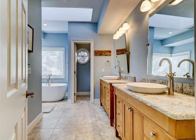 1st Floor King Suite Full Bathroom