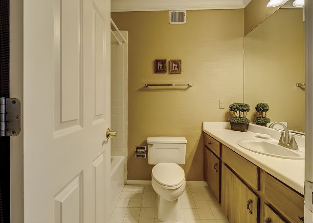 Queen Suite Full Bathroom