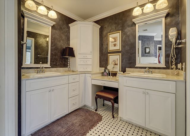 King Suite Full Bathroom