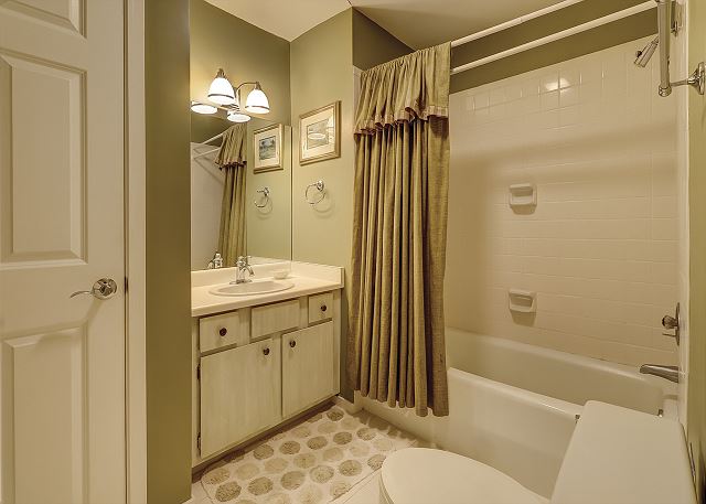 Queen Suite Full Bathroom