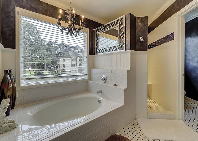 King Suite Full Bathroom