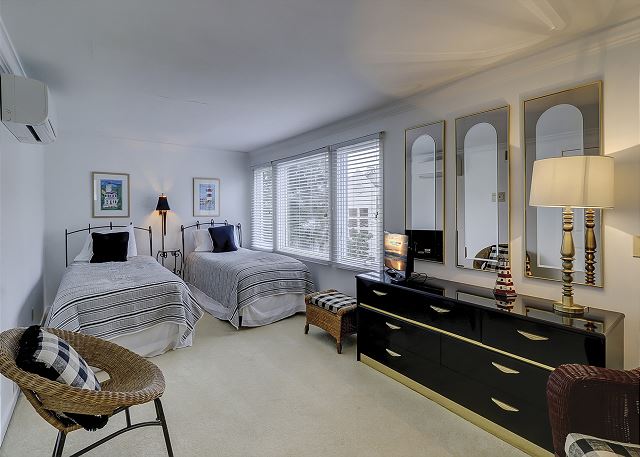 3rd Floor Loft/Guest Bedroom - 2 Twins