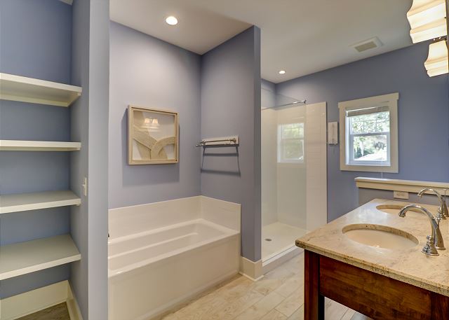 King Suite Full Bathroom