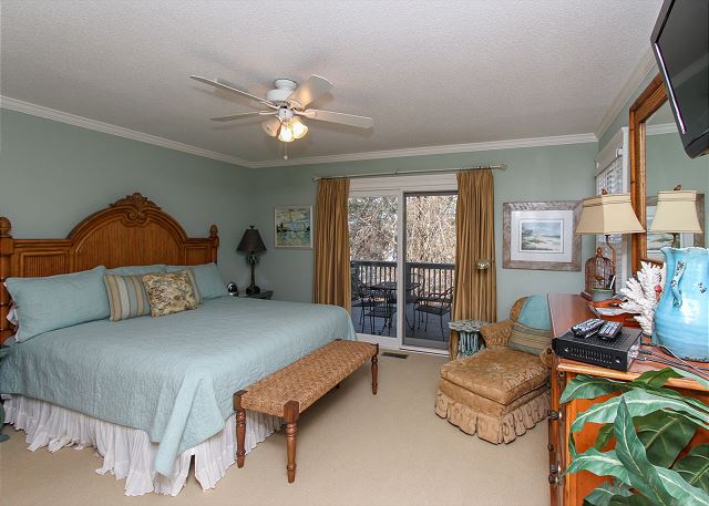 1st Floor Master King Suite