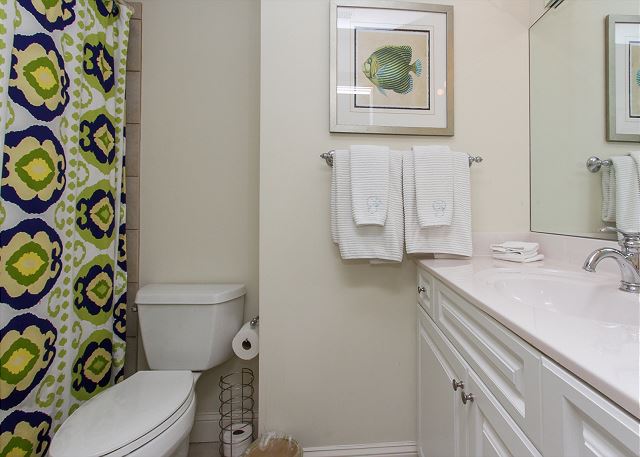 2nd Floor Queen Suite Full Bathroom