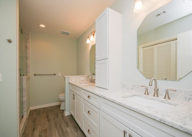 3rd Floor King Suite Full Bathroom