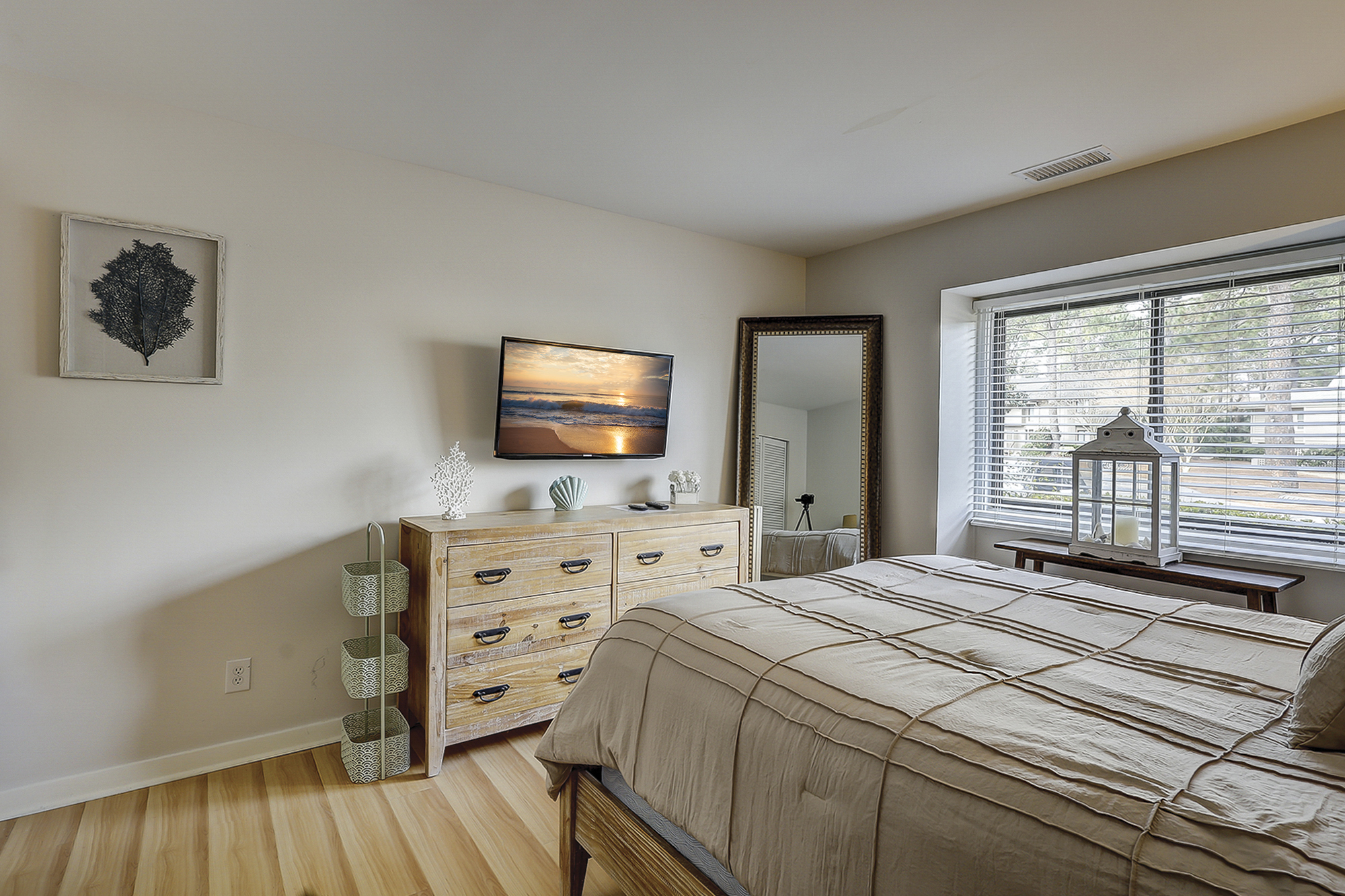 1st Floor Queen Bedroom