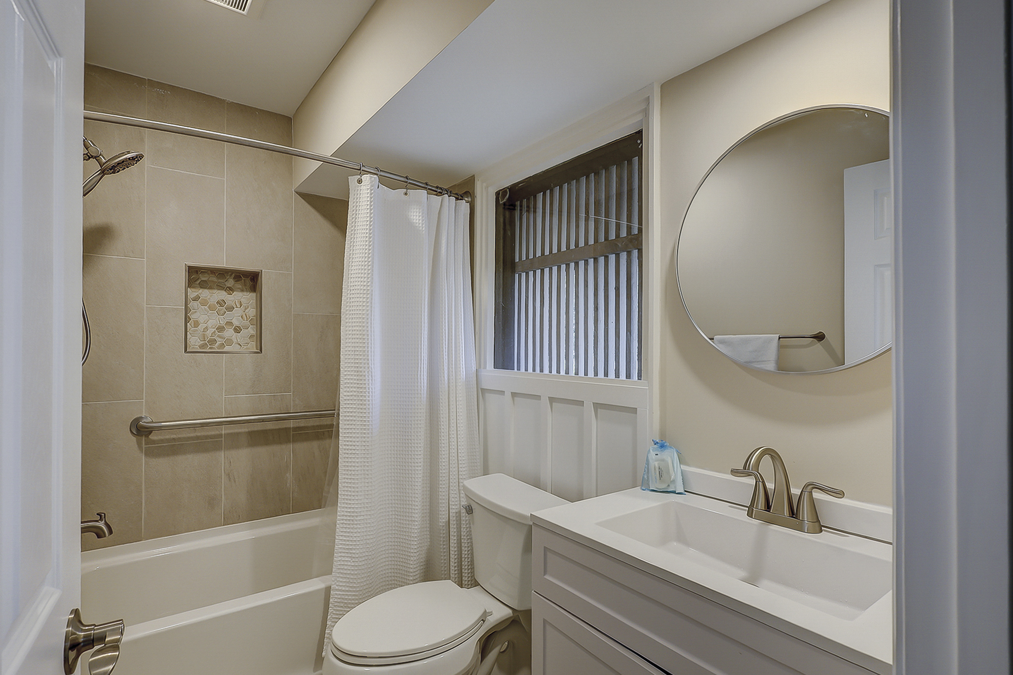 2nd Floor Hall Full Bathroom