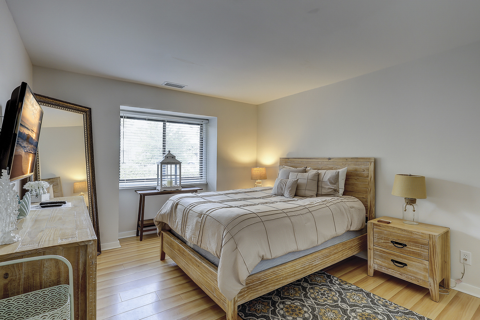 1st Floor Queen Bedroom