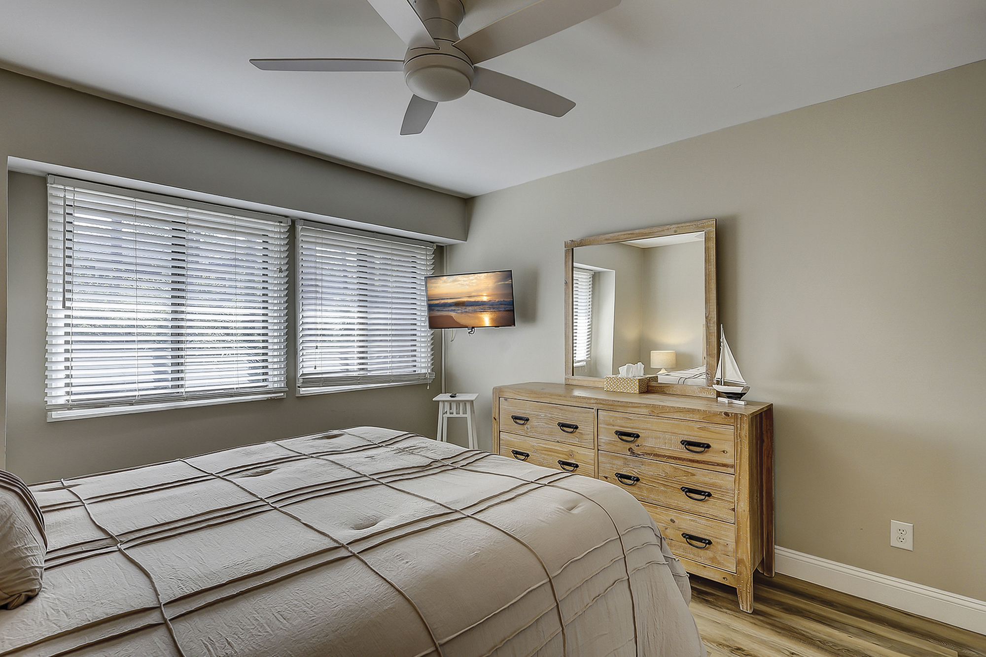 2nd Floor Queen Suite