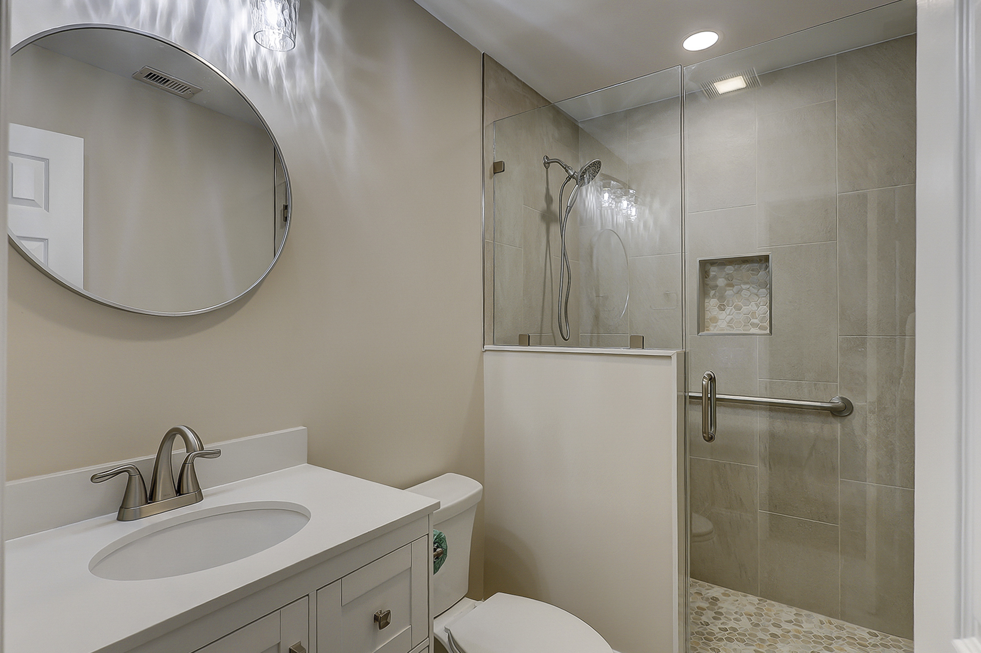 2nd Floor Queen Suite Full Bathroom