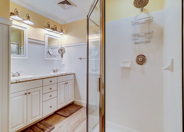 King Suite Full Bathroom