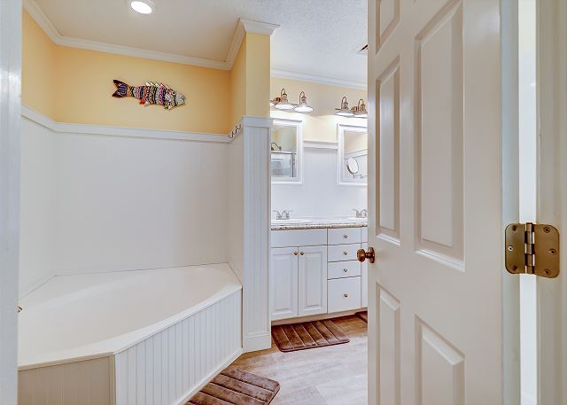 King Suite Full Bathroom