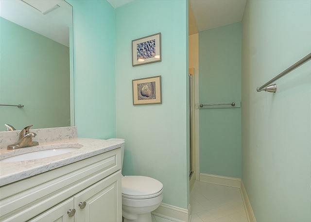 Queen Suite Full Bathroom