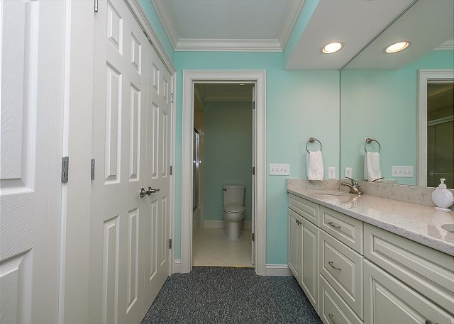 2nd Floor King Suite Full Bathroom