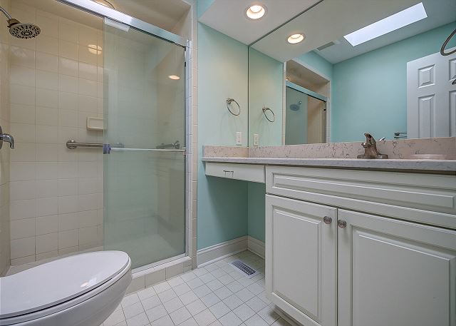 King Suite Full Bathroom