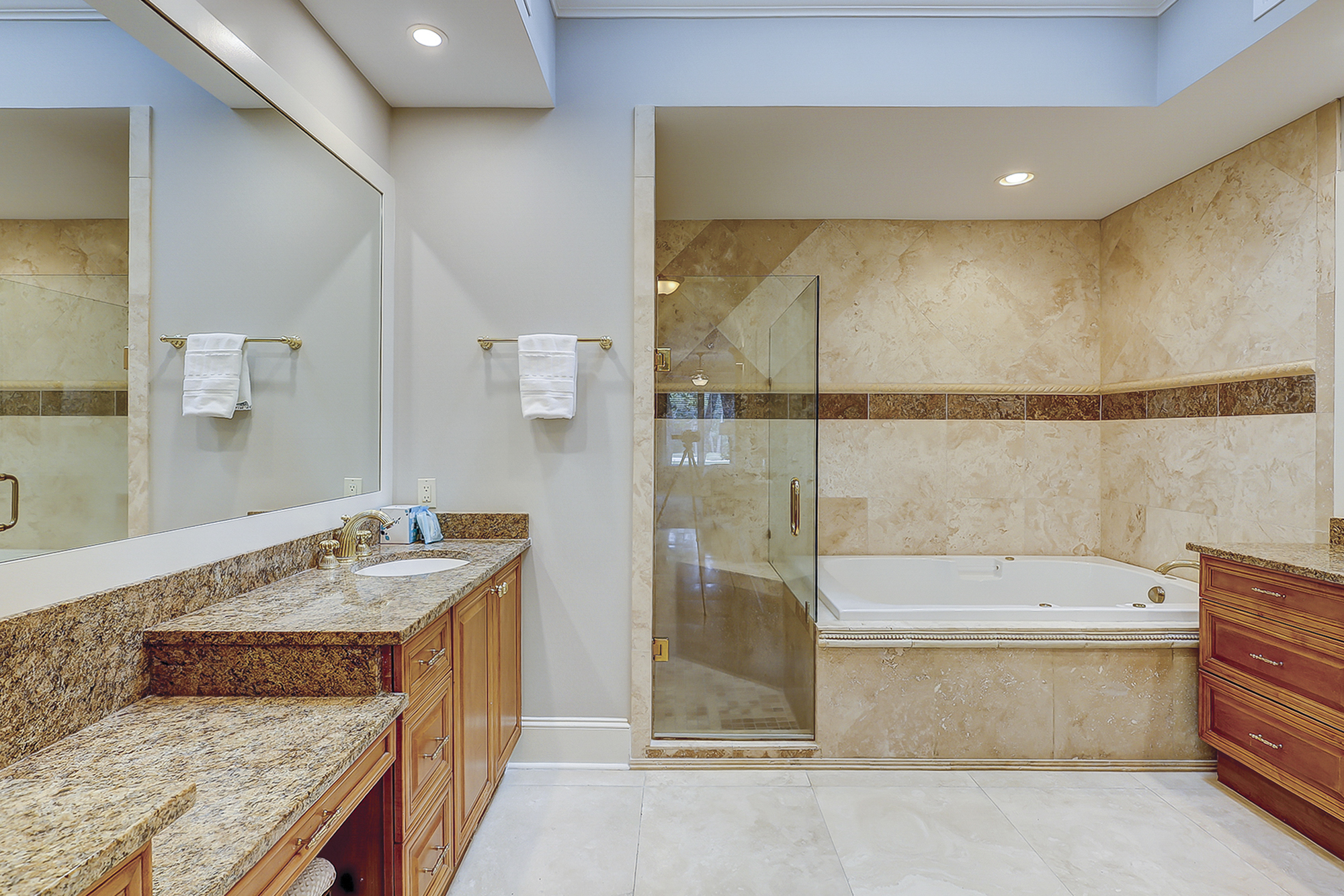 King Suite Full Bathroom