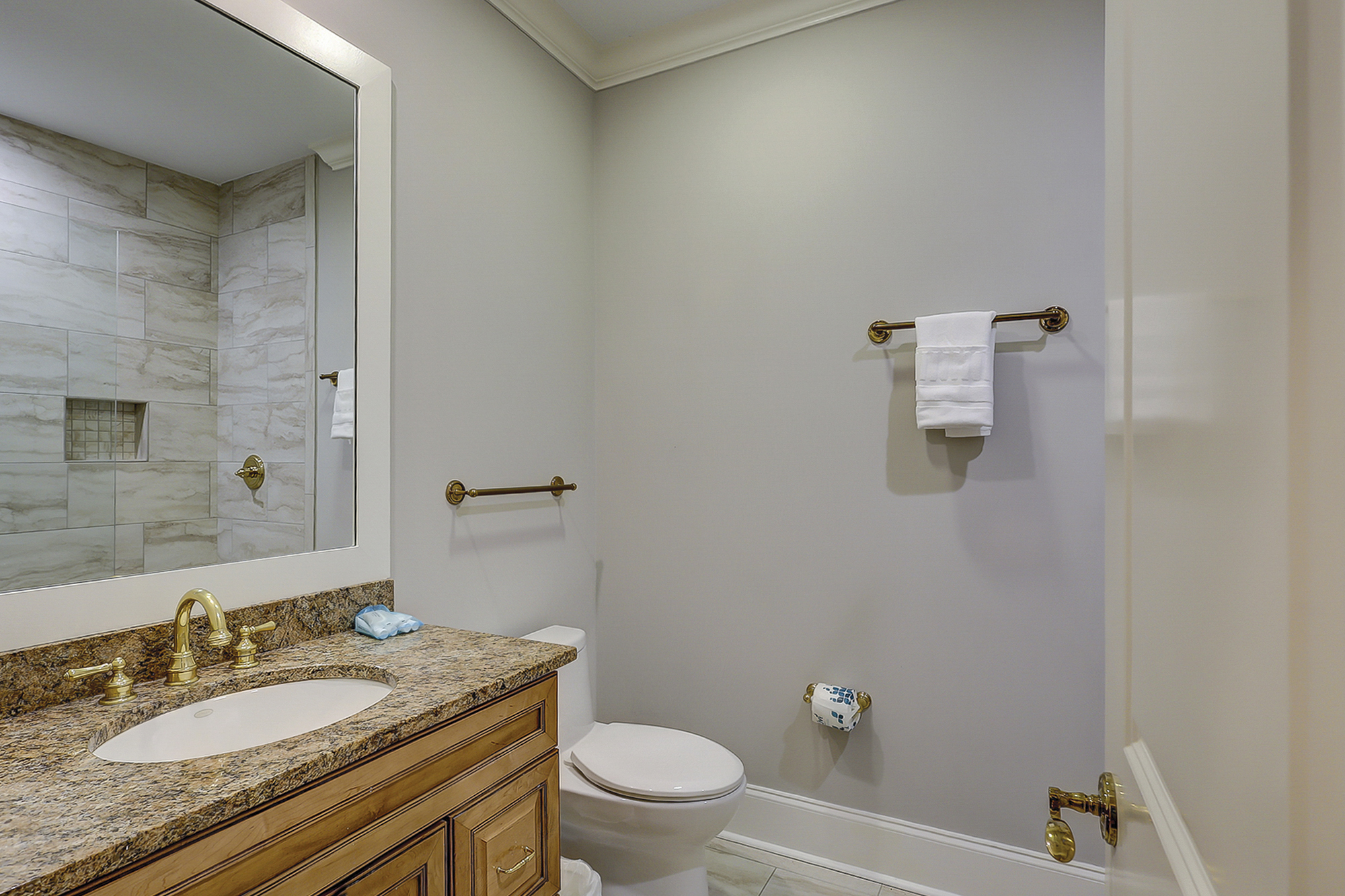 Guest Suite Full Bathroom